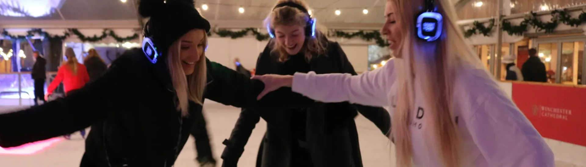 Silent disco på skøyter: slik arrangerer du det