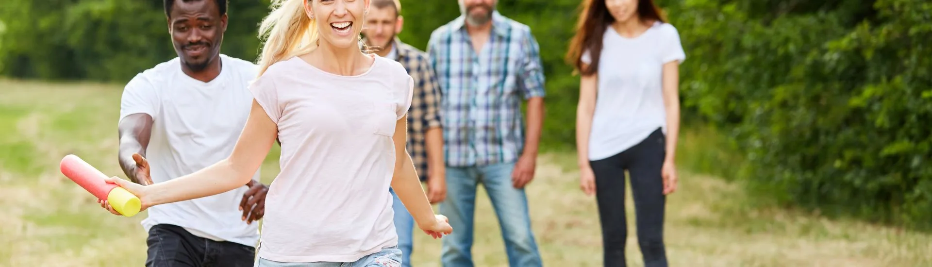 Morsomme leker for voksne: stafetter, konkurranser og aktiviteter til festen