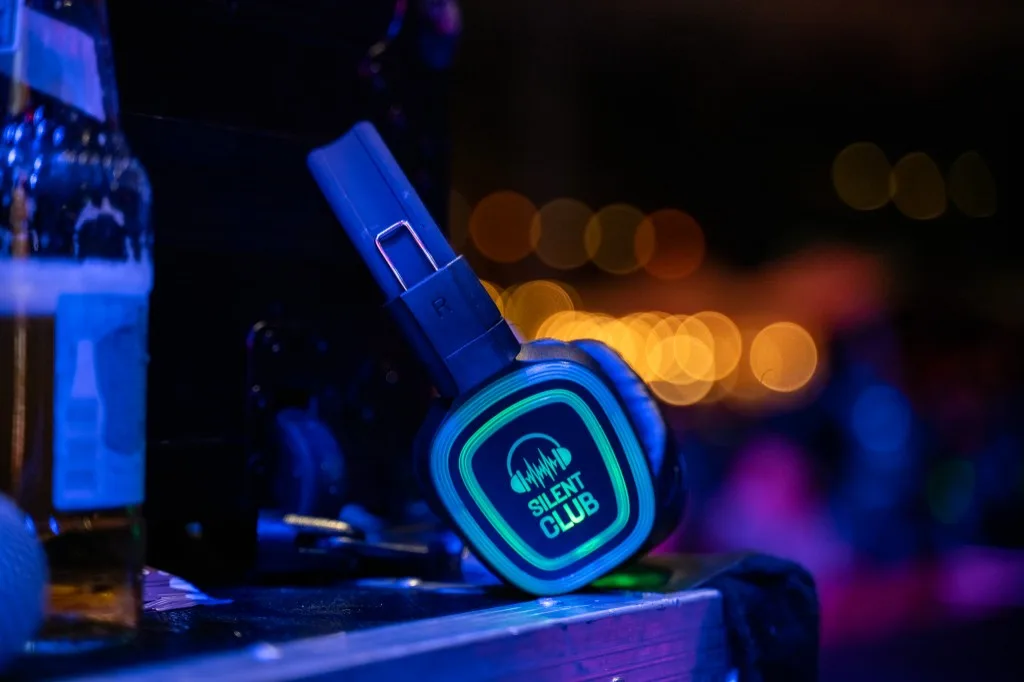 Silent Club headset med blå glow