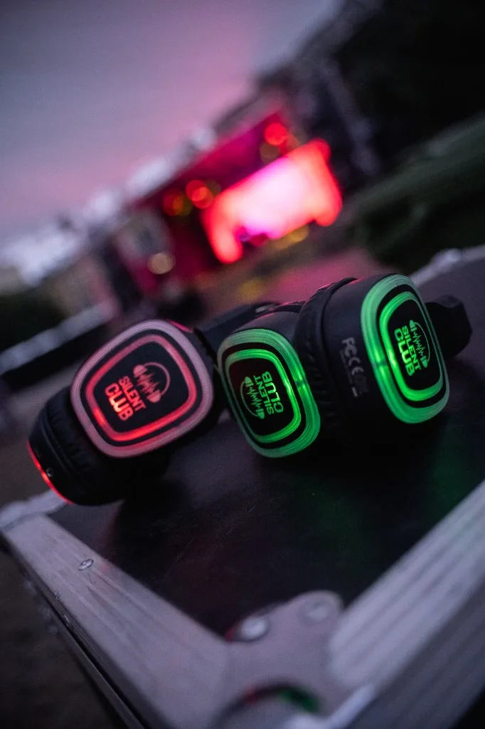 Silent Club headset i kveldslys